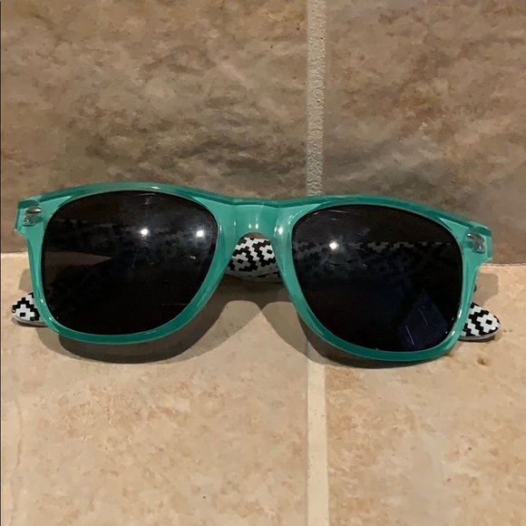 3 pack sunglasses! - Picture 3 of 6